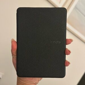 10th Generation Kindle and Black Cover - like new condition